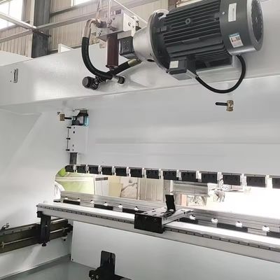Wielofunkcyjna inteligentna maszyna do gięcia linii wodnej 30T/60T do arkusza metalowego