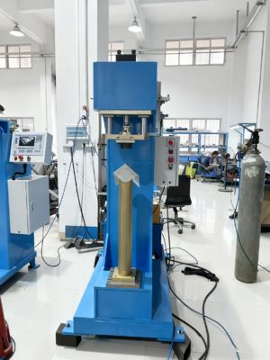 Maszyna hydrauliczna do kształtowania i łączenia narożników