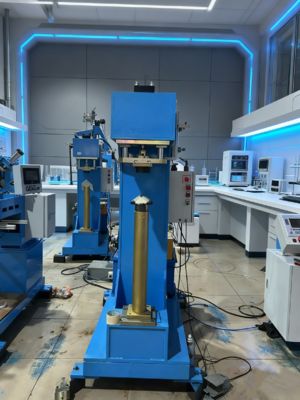 Maszyna hydrauliczna do kształtowania i łączenia narożników