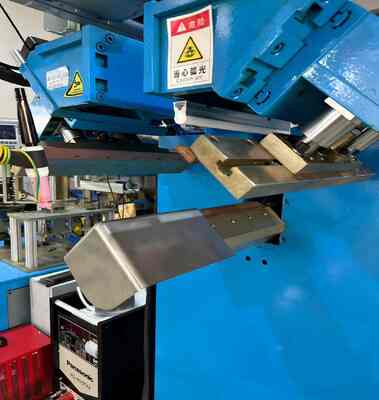 Zgrzewarka CNC do szwów pionowych i narożników dolnych - Zgrzewarka specjalna