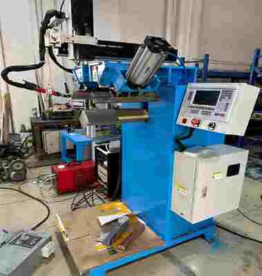 Zgrzewarka CNC do szwów pionowych i narożników dolnych - Zgrzewarka specjalna